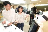 KT, 통신업계 최초 AI로봇 매장 선보여