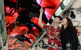 LG전자, 서울드래곤시티 호텔 천정에 곡면 형태 올레드 사이니지 설치