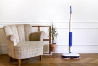 신일, 물 분사 기능 갖춘 무선 물걸레 청소기 출시