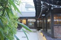 도심 속 100년 넘은 대형 한옥 제이히든하우스 오픈