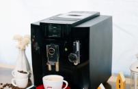 유라, SK스토아에서 21일 가정용 커피머신 E7 새해 첫 렌탈 방송