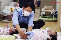 신일, 동방사회복지회서 아기 돌보미 봉사활동 진행