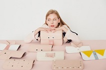 “디자인을 바꿀 수만 있다면”… 나만의 맞춤형 가방 러브참, 컬래버레이션 확대로 경쟁력 강화