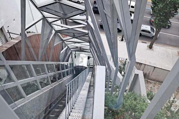 이 신기한 엘리베이터는 뭐지?