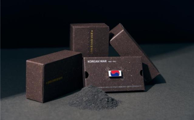보훈부, K9 자주포 철로 만든 '12만 1723개 태극기 배지' 배부