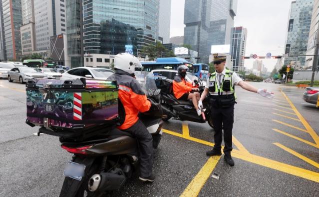 영업용 오토바이 '전면번호 스티커' 부착, 10월부터 시범 시행