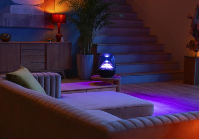 정교한 디자인, 뛰어난 사운드, 자연에서 영감을 받은 빛의 연출을 결합해 어떤 공간에서도 분위기를 한층 높여주는 몰입형 홈 스피커