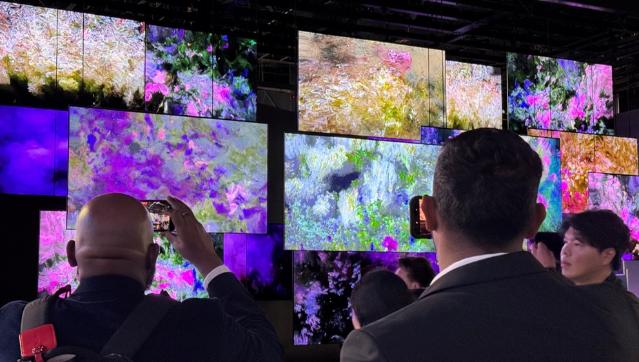 에이프레임, CES 2026에서 LG OLED W6 38대 활용한 미디어아트 ‘In tune Monument’ 선보여