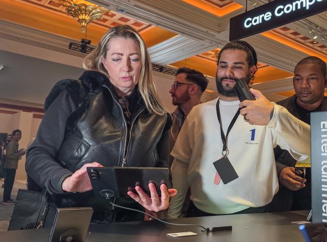 삼성전자 갤럭시 Z 트라이폴드, 씨넷 ‘CES 2026 최고의 제품’으로 선정