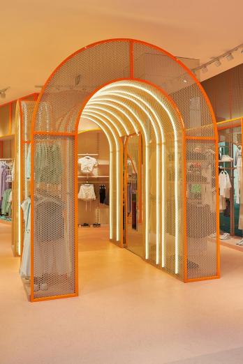 메타버스 세계를 닮은 매장 공간 디자인