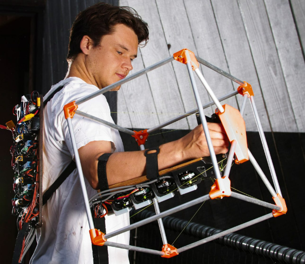 제작자에게 '초인적인' 능력을 부여하는 영국 학생의 CNC 기계