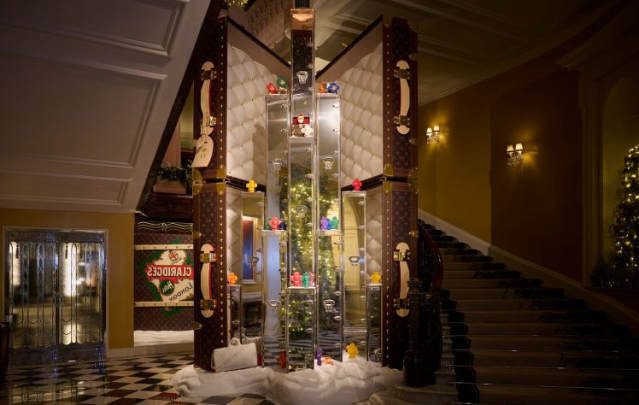 여행용 트렁크를 쌓아 클라리지 크리스마스트리를 만든 루이비통(Louis Vuitton)