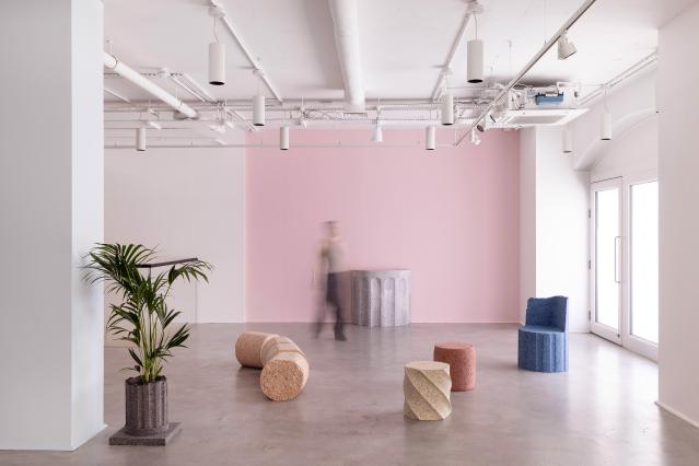 고대 유적을 탄력 있는 고무 가구로 재해석한 Study O Portable