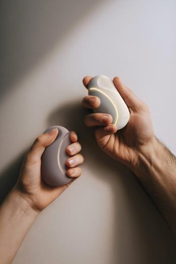 유산 후 정서적 안정을 제공하는 휴대용 기기, Vilo