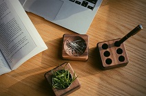 테이블 위 목재제품의 분위기 있는 조합