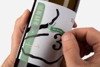 Peel-Off Labels를 통해 와인 뒤에 숨겨진 이야기를 보여주다