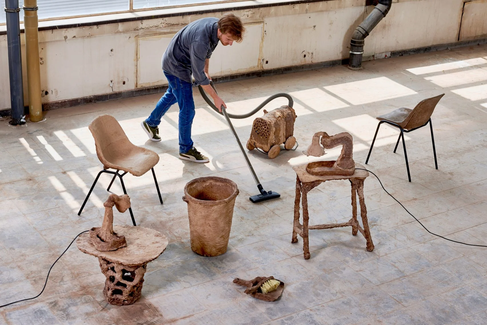 빈센트 다시, 마분지 반죽으로 일상의 물건 만들거나 고치는 파피에 마세 기법 제안