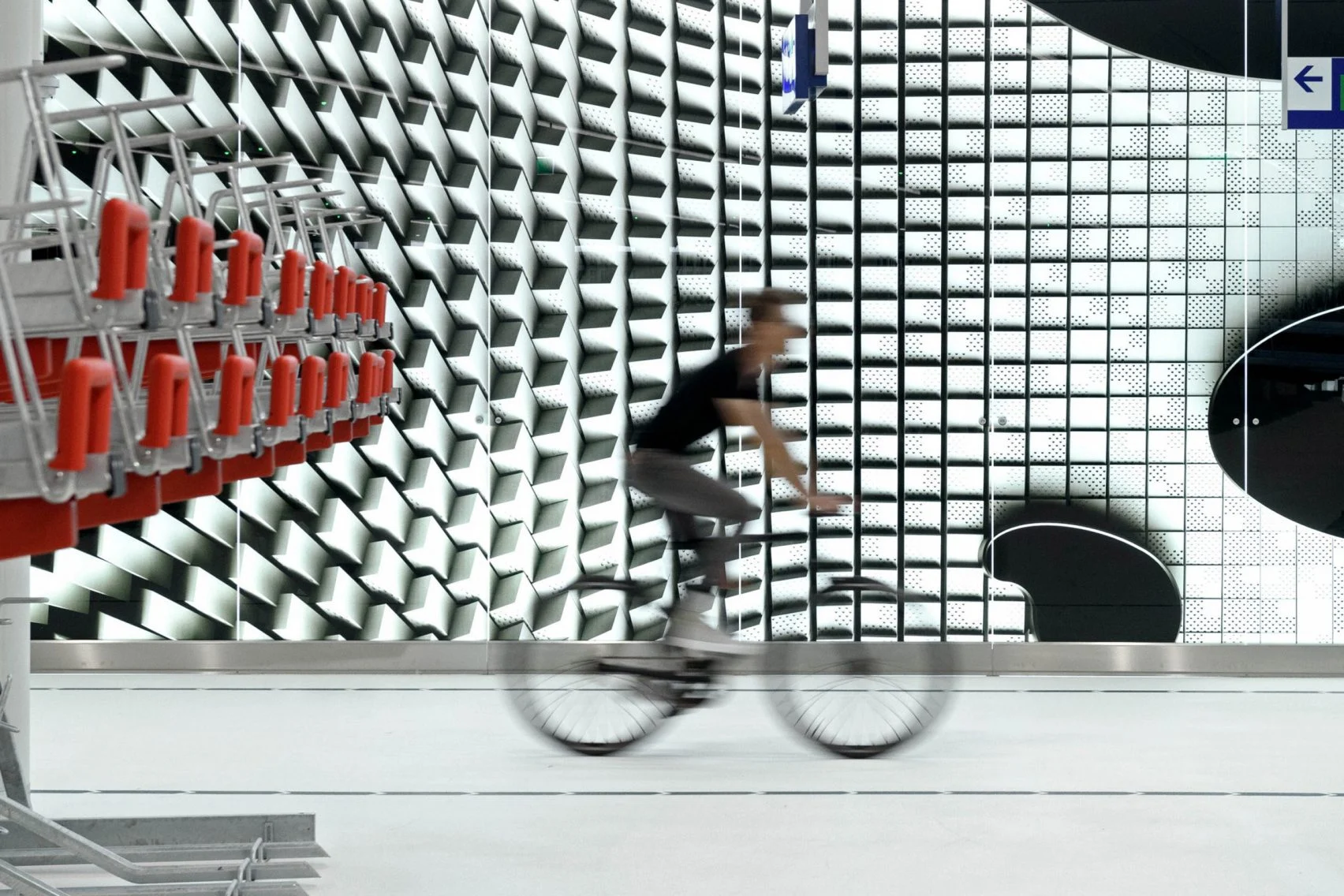 지하에 8천대 수용하는 세계 최대의 헤이그 자전거 주차장
