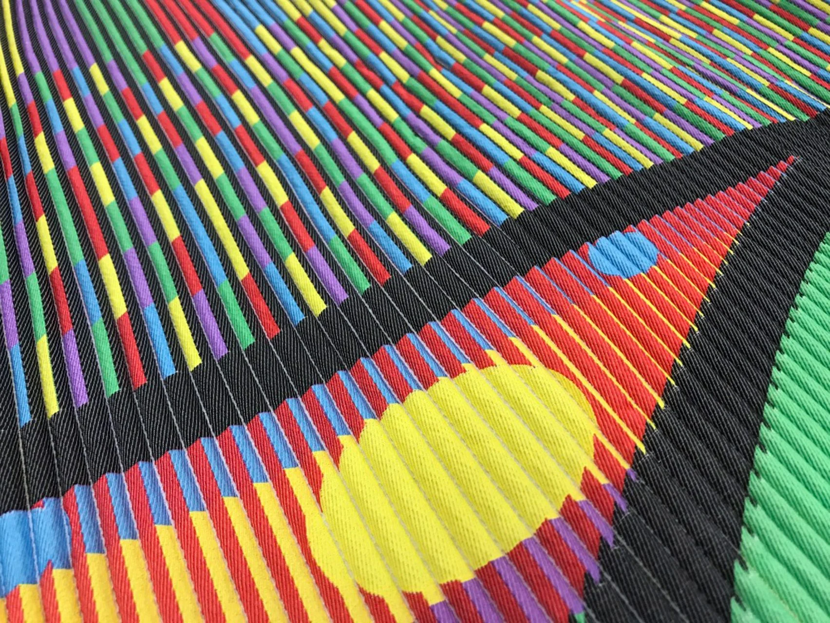 직물 위에 착시효과 구현하는 렌티큘러 직조법