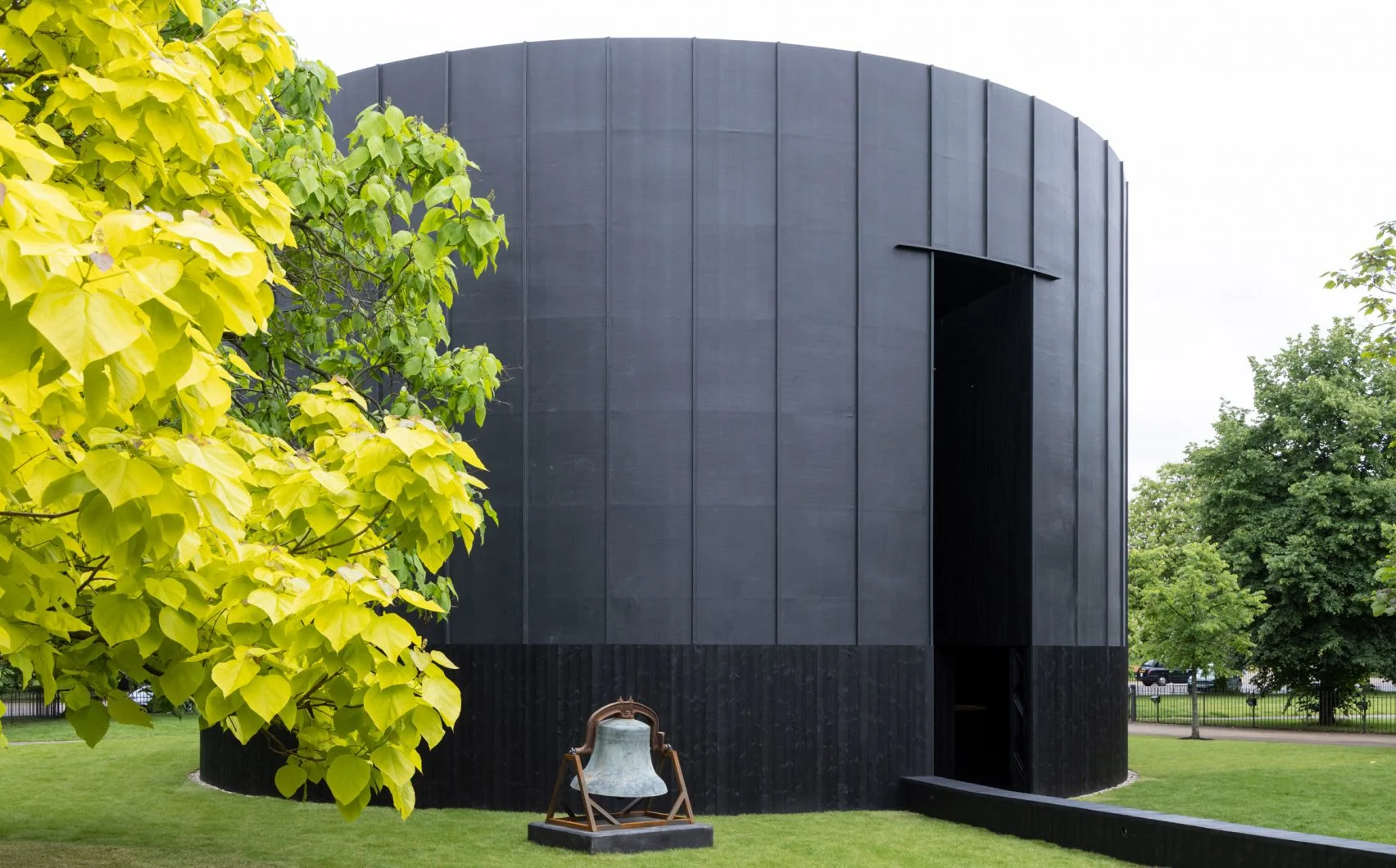 2022년 서펜타인 파빌리온은 ‘고요한 사색의 공간,’ Black Chapel