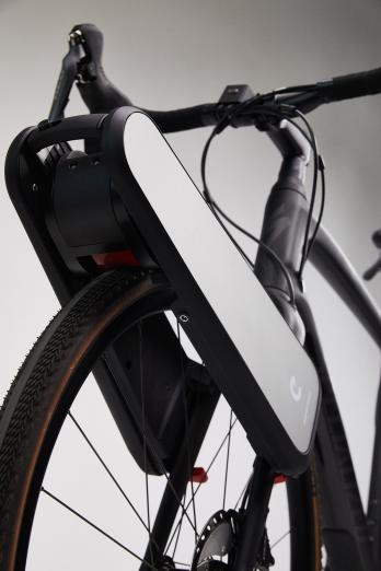 기계식 자전거가 CLIP 장치를 통해 “몇 초 만에” 전기 자전거로 변신한다.