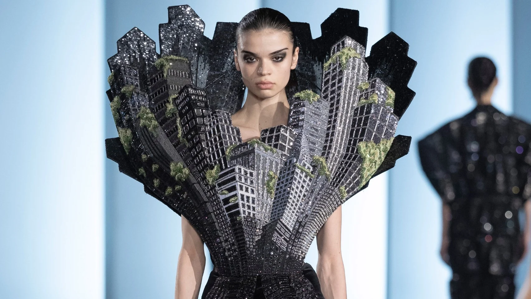 라훌 미슈라, 파리 오트 쿠튀르 위크에서 마천루로 장식한 쿠튀르 작품 선보이다