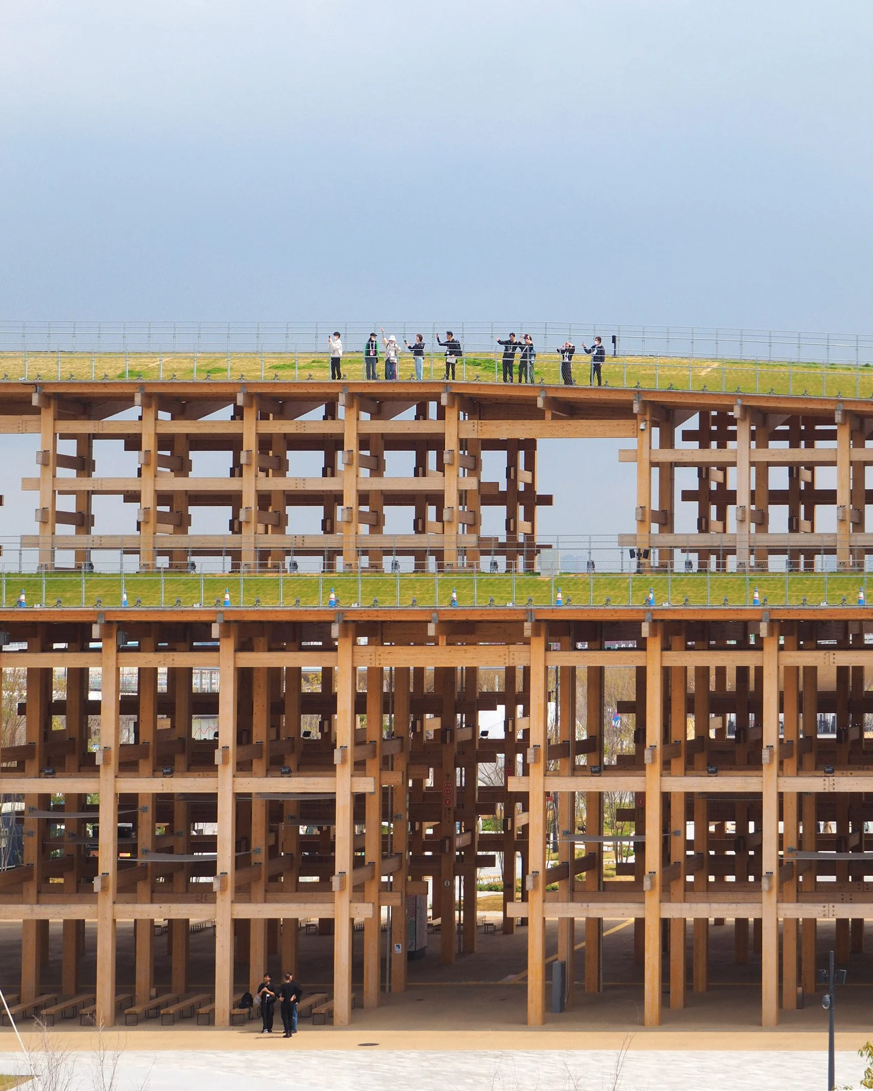 세계에서 가장 큰 목조 구조물이 2025 오사카 엑스포를 에워싸다