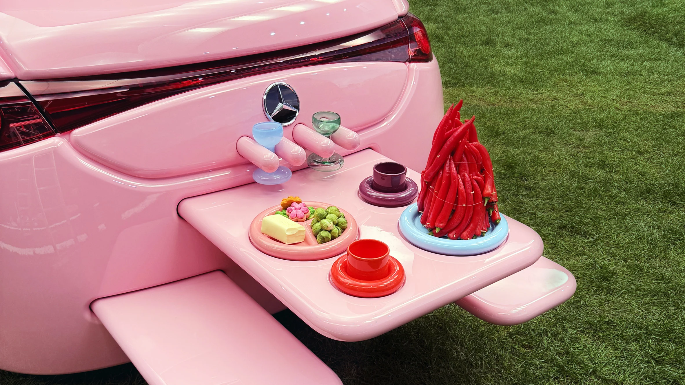 Gustaf Westman, 분홍색 텐트와 피크닉 테이블이 통합된 메르세데스-벤츠 CLA를 디자인하다.