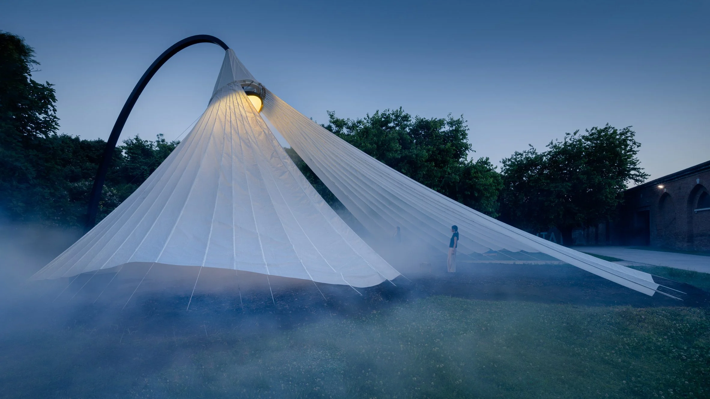 MAD, 베니스 건축 비엔날레에 드리운 중국 종이 우산 설치