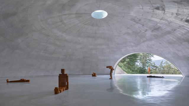 안도 타다오, 앤토니 곰리 설치물을 위한 지하 콘크리트 돔 제작