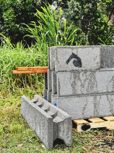 하와이의 한 회사가 서핑보드 폐기물을 건축 자재 블록으로 전환한다.