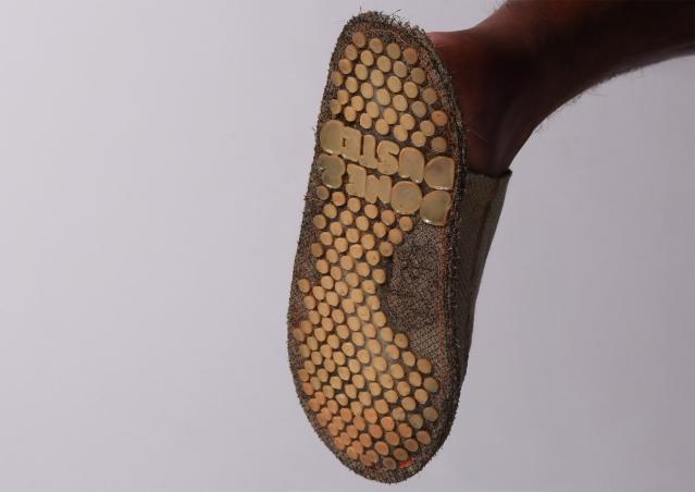 먼지로 만든 슬리퍼, 생활 폐기물의 '의미 있는' 활용을 보여주다