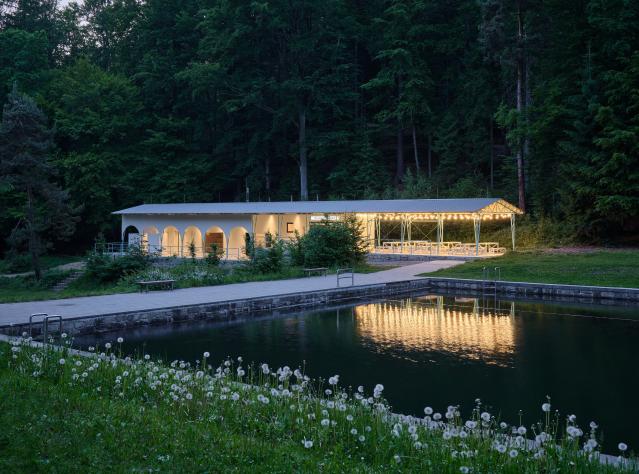 Mjölk Architekti와 마리에 본드라코바(Marie Vondráková) 화재로 소실된 리베레츠의 포레스트 풀(Forest Pool) 재건