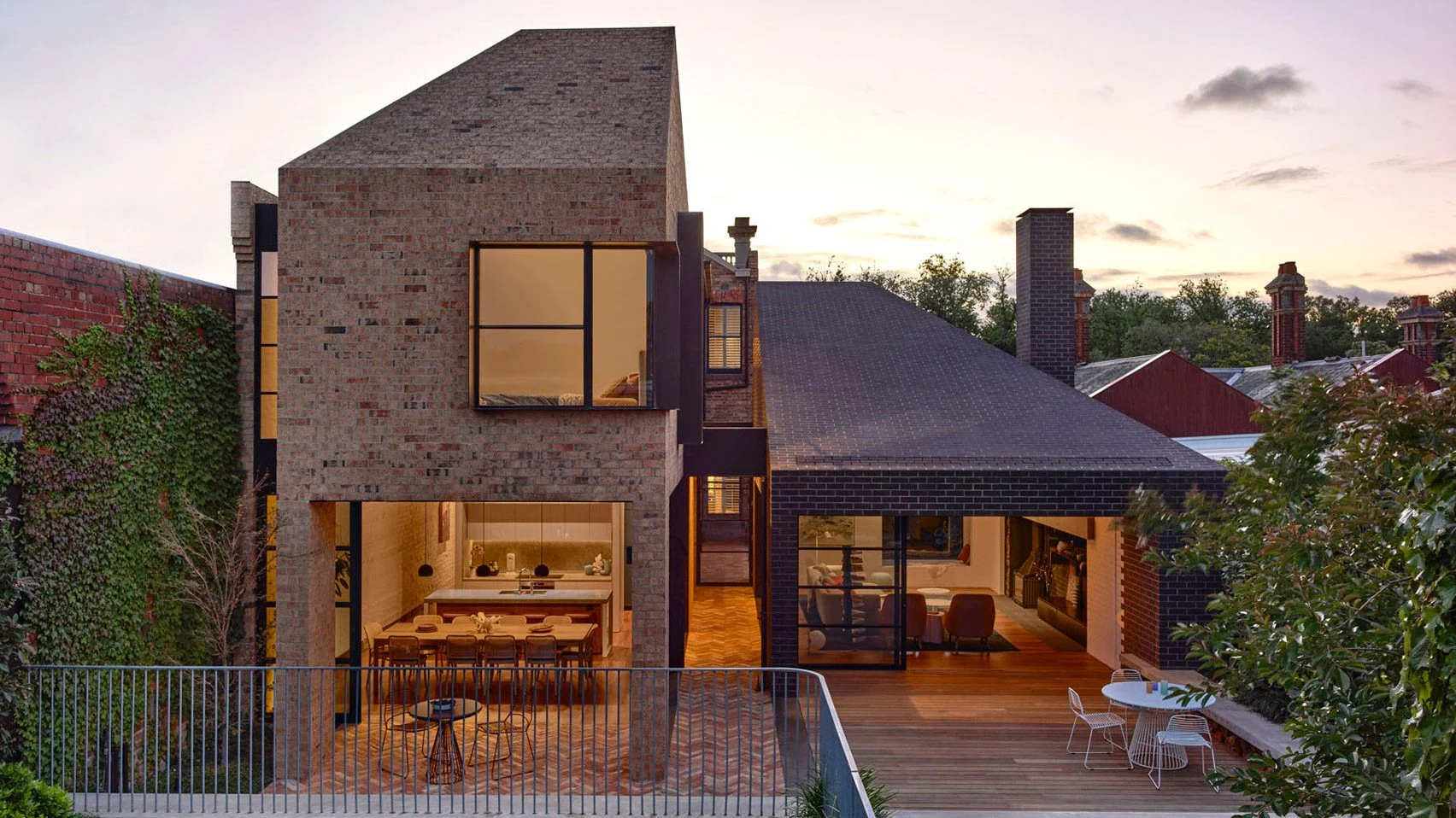 맷 깁슨(Matt Gibson)이 멜버른 주택에 아츠 앤 크래프츠 양식의 벽돌 확장 공간을 추가했다.