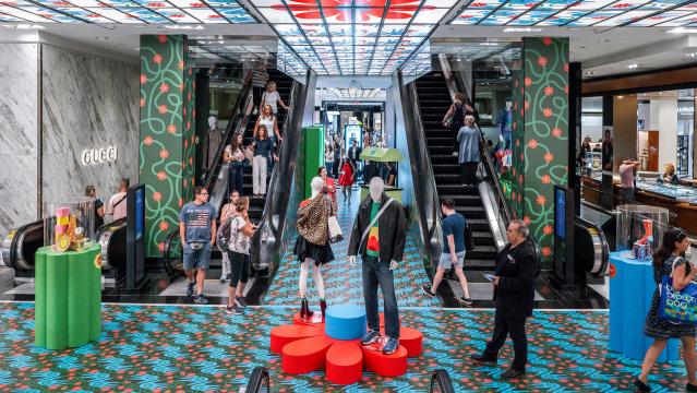 Yinka Ilori, 뉴욕 블루밍데일 백화점을 ‘모듈러’ 꽃으로 장식한 팝업 진행