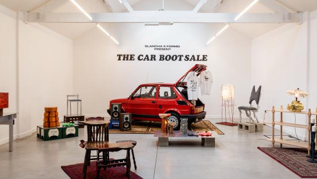 슬란차(Slancha)가 낡은 피아트 126을 런던 갤러리에 밀어 넣어 ‘The Car Boot Sale’ 전시를 선보였다.