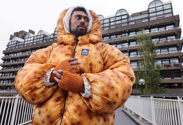 알디(Aldi), 은박 포일 판초로 완성된 ‘베이크드 포테이토 재킷’ 공개