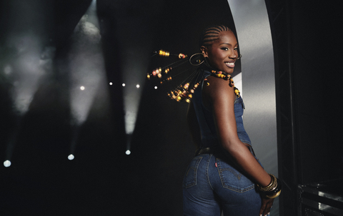 리바이스® 브랜드, 슈퍼볼 광고로 ‘Behind Every Original’ 캠페인 선보이며 뒷이야기와 뒷모습 강조