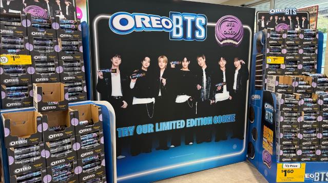 호주 울워스 입구 장식한 BTS 오레오 프로모션 매대