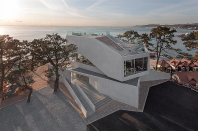 바다, 그리고 파도 위의 휴식의 카페. 웨이브 온 Wave On