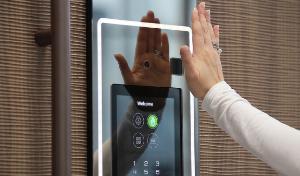 크루셜트랙의 비접촉 복합 생체인식 스마트도어