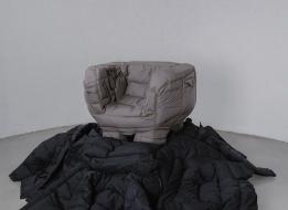 구스 다운 재킷으로 만든 패디드 체어(Padded Chair)