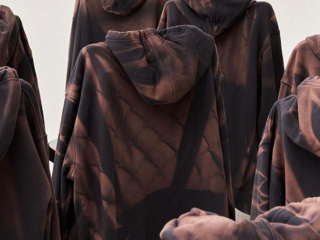 선 블리치(Sun-bleach) 기법으로 차별화된 컬렉션을 선보이는 지용킴