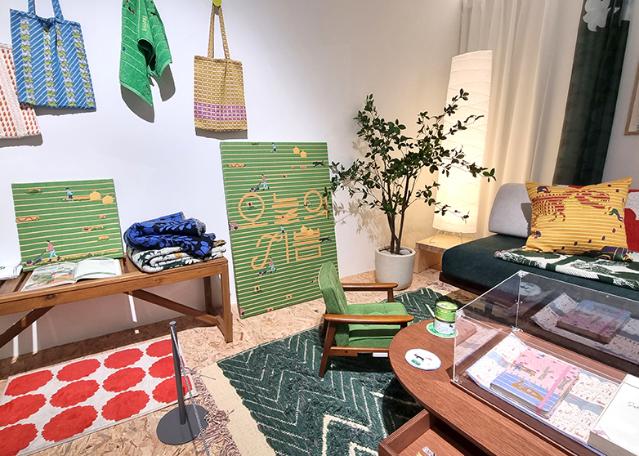 자르고, 엮고, 발견하는 오늘 - 히무로 유리의 작품 세계