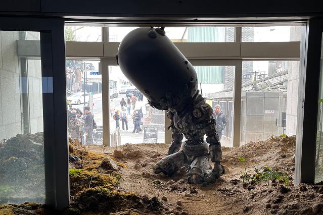 아드리안 비야르 로하스 전시 리뷰: ‘적군의 언어’가 펼치는 감각적 세계관