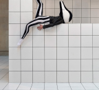 설치 The Squash: Anthea Hamilton X LOEWE