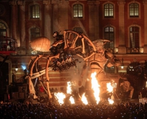 툴루즈 광장에 나타난 초대형 거미