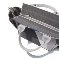 바다에 버려진 플라스틱을 재활용 하여 상용화 시킨 가방 디자인.