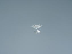 드론으로 배송되는 모바일 숙박 서비스 컨셉 디자인