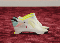 나이키, 혁신을 거듭하는 기업...손 안대고 신을 수 있는 운동화 개발